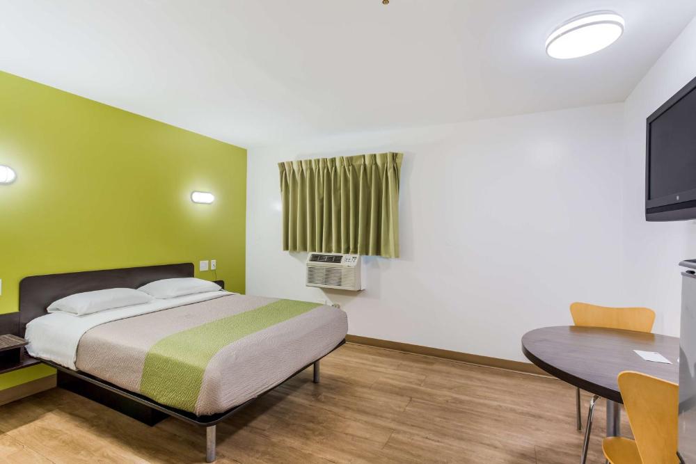 Deluxe Queen Room - Non-Smoking interior